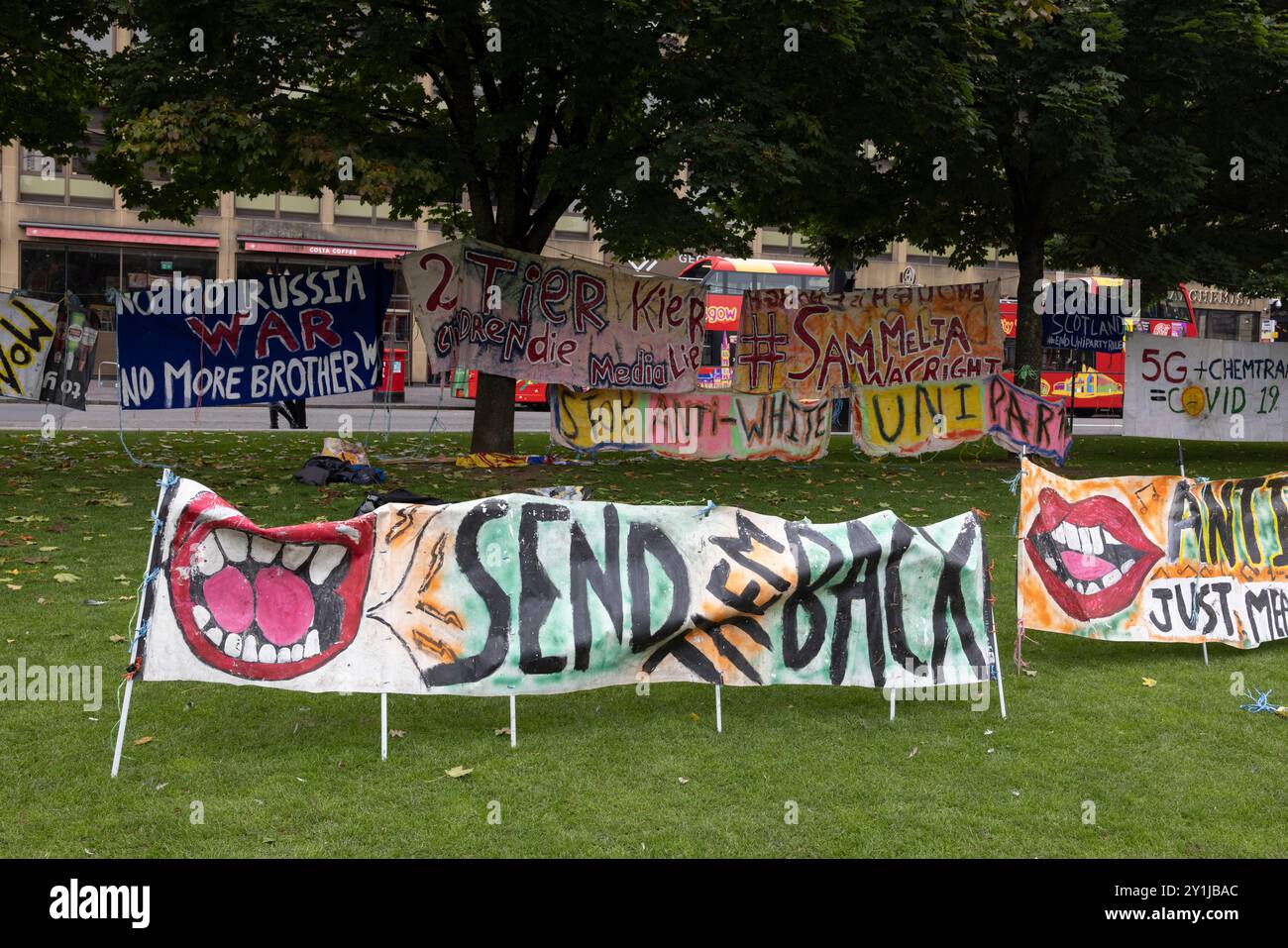 Striscioni in mostra a una dimostrazione di ÔPro-UKÕ da parte dell'estrema destra, a George Square, Glasgow, Scozia, il 7 settembre 2024. Credito fotografico: Alamy Live News. Foto Stock