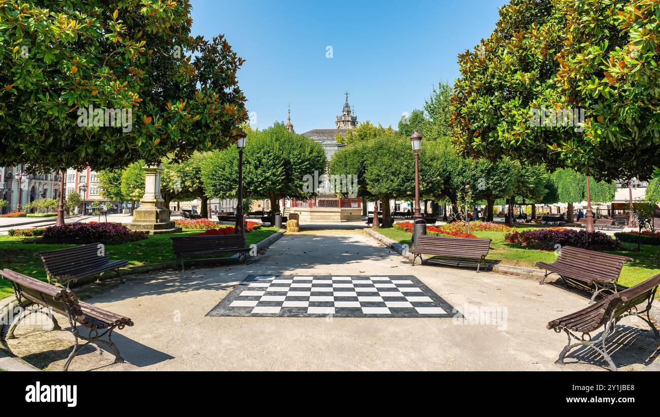Parco pubblico nella piazza principale della città monumentale di Lugo, Galizia Foto Stock