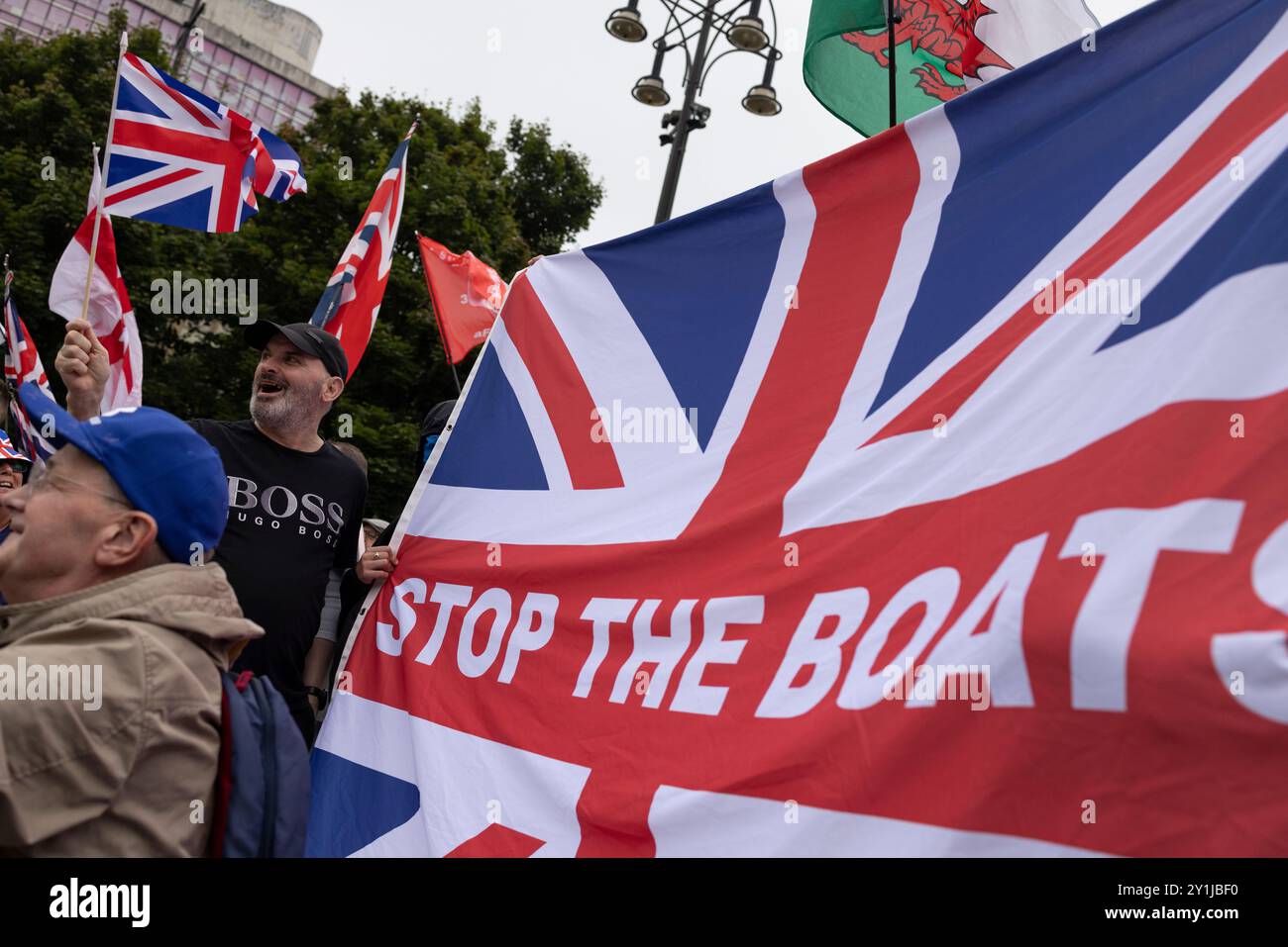 Una dimostrazione di ÔPro-UKÕ da parte dell'estrema destra è stata incontrata da una contromanifestazione Stand Up to Racism (SUTR) a George Square, Glasgow, in Scozia, il 7 settembre 2024. Credito fotografico: Alamy Live News. Foto Stock