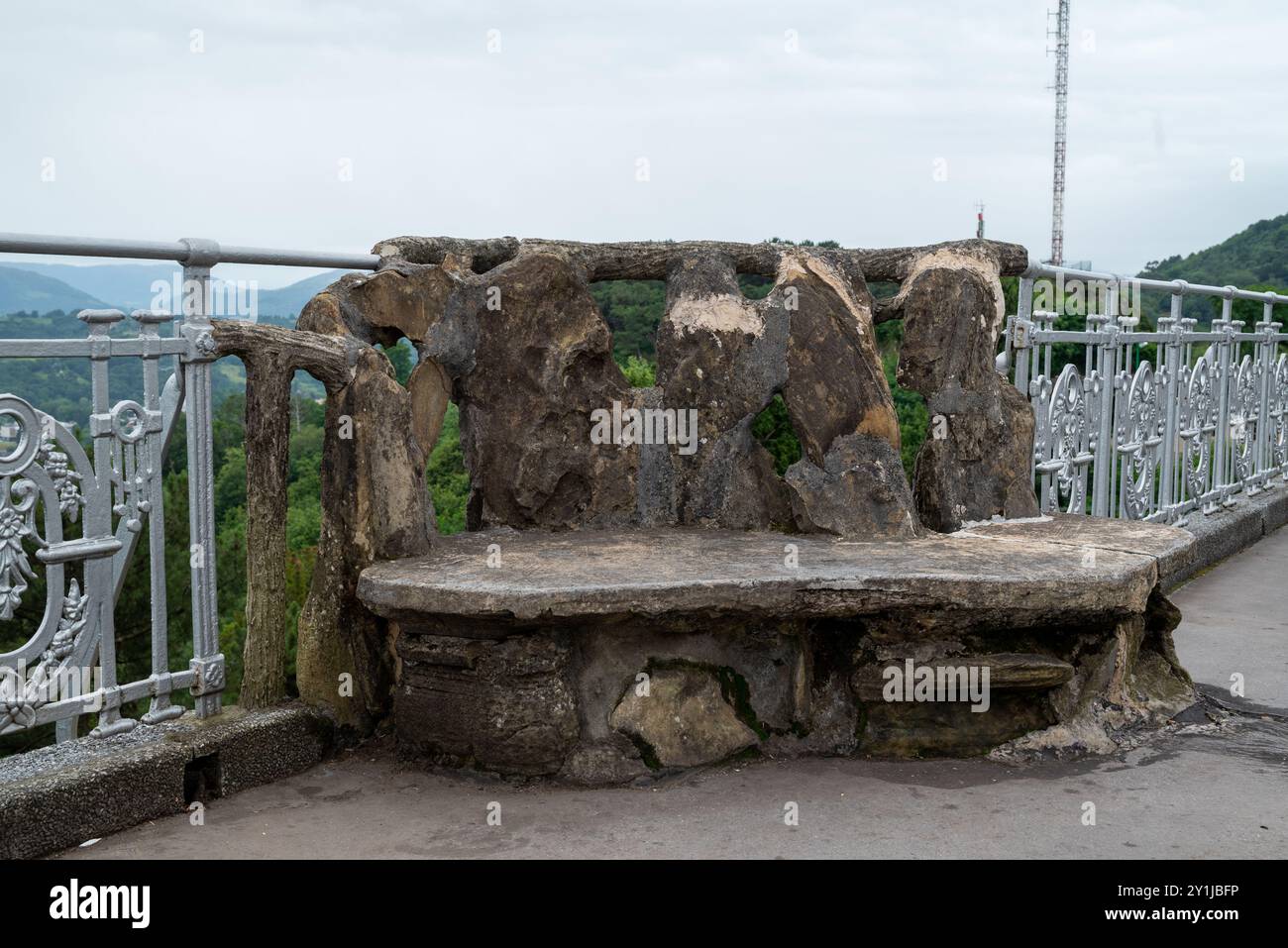 Sede in pietra nel parco divertimenti di monte igueldo. Potrai rilassarti sedendoti su questa roccia scolpita, raggiungibile in funicolare. Siamo a San Sebas Foto Stock