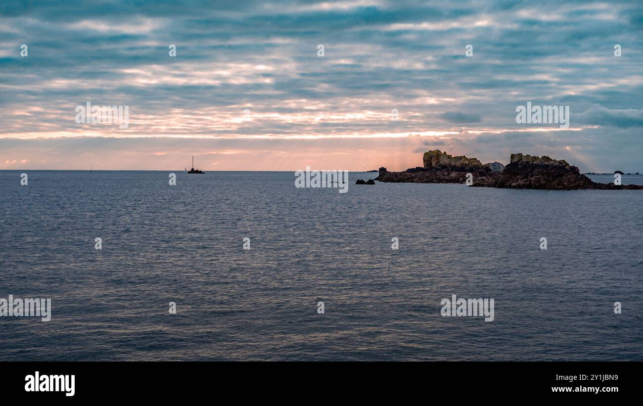 Scatta foto su una barca che attraversa Île-de-Bréhat con l'alba sullo sfondo, scattata in una mattinata d'estate parzialmente soleggiata, in Bretagna, Francia. Foto Stock