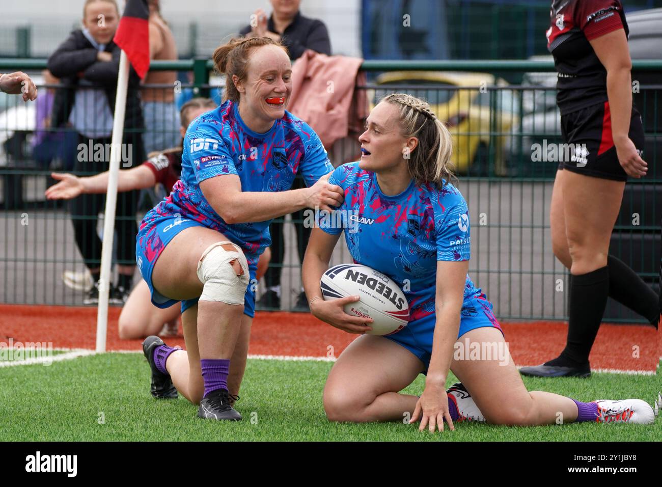 Cardiff Demons 8 contro 28 London Broncos. Seren Gough-Walters festeggia con Lora Roberts (marcatore meta) Credit Alamy Live News / Penallta Photographics Foto Stock