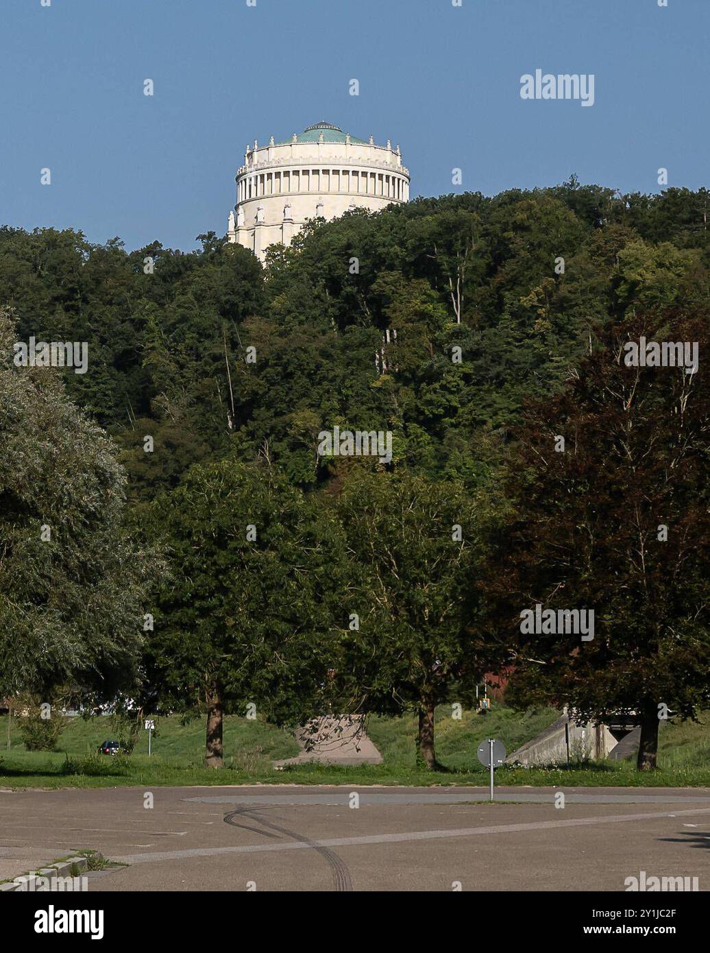 Kelheim GER, Themenbild Natur, Donau Kelheim bis Kloster Weltenburg, 07.09.2024. Die Befreiungshalle auf dem Michelsberg bei Kelheim an der Donau. GER, Themenbild Natur, Donau Kelheim bis Kloster Weltenburg, 07.09.2024. *** Kelheim GER, quadro tematico natura, Danubio Kelheim al Monastero di Weltenburg, 07 09 2024 sala di liberazione sul Michelsberg vicino Kelheim sul Danubio GER, quadro tematico natura, Danubio Kelheim al Monastero di Weltenburg, 07 09 2024 Copyright: XEibner-Pressefoto/HeikexFeinerx EP HFR Foto Stock