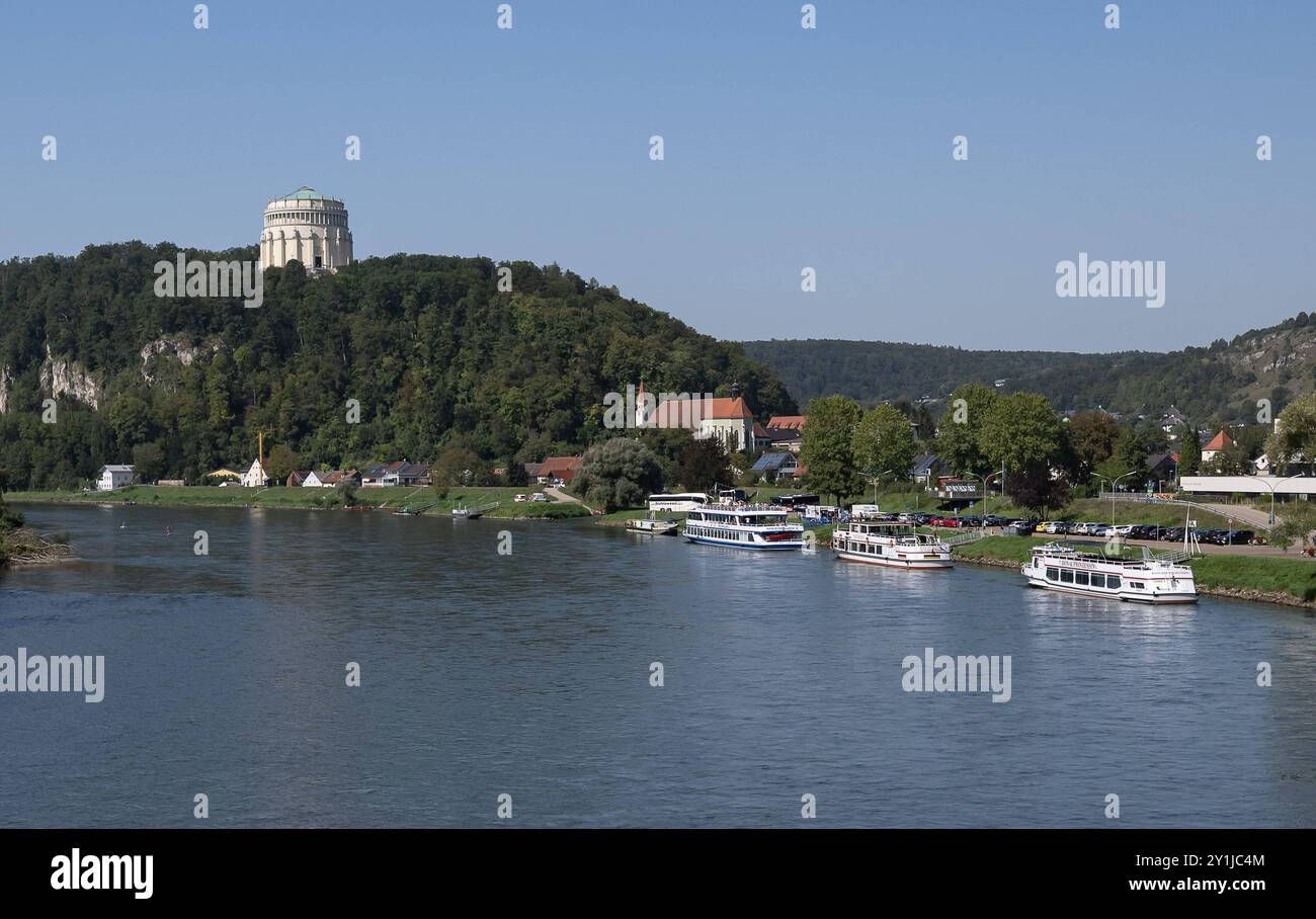 Kelheim GER, Themenbild Natur, Donau Kelheim bis Kloster Weltenburg, 07.09.2024. Die Befreiungshalle auf dem Michelsberg bei Kelheim an der Donau. Davor Die Anlegestelle mit Schiffen der Donauschifffahrt Kehlheim. GER, Themenbild Natur, Donau Kelheim bis Kloster Weltenburg, 07.09.2024. *** Kelheim GER, immagine a tema natura, Danubio Kelheim al Monastero di Weltenburg, 07 09 2024 la sala della Liberazione sul Michelsberg vicino Kelheim sul Danubio di fronte ad esso lo sbarco con le navi della navigazione danubiana Kehlheim GER, immagine a tema natura, Danubio Kelheim al Monastero di Weltenburg, 07 09 2024 C. Foto Stock