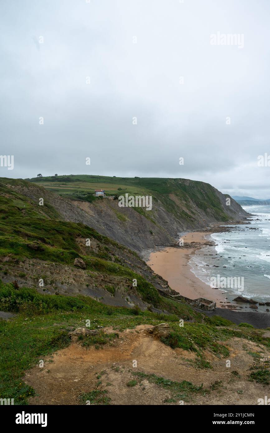 Flysch vicino a Bilbao nei Paesi baschi (Spagna). Foto scattata subito dopo la pioggia, con mare agitato in una giornata ventosa. Foto Stock