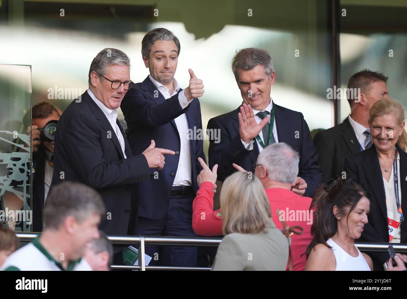 Il primo ministro del Regno Unito Kier Starmer (a destra) e il primo ministro irlandese Taoiseach Simon Harris durante la partita del gruppo F della UEFA Nations League allo stadio Aviva di Dublino. Data foto: Sabato 7 settembre 2024. Foto Stock