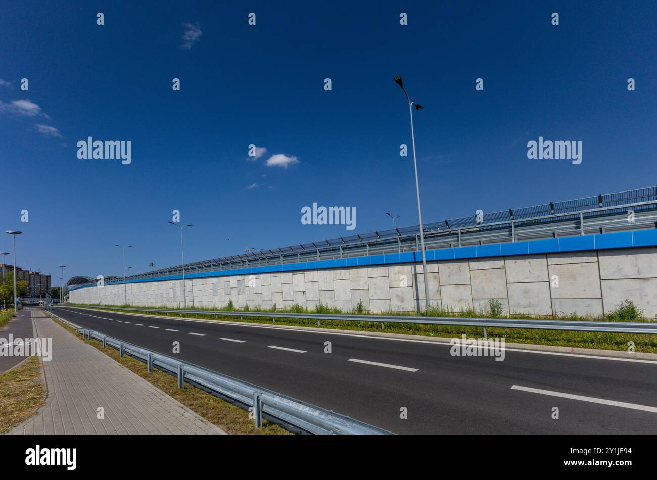 Nuovo viadotto a Częstochowa, incrocio tra Aleja Wojska Polskiego e Aleja Pokoju, strada europea 75, caldo estate in città Foto Stock