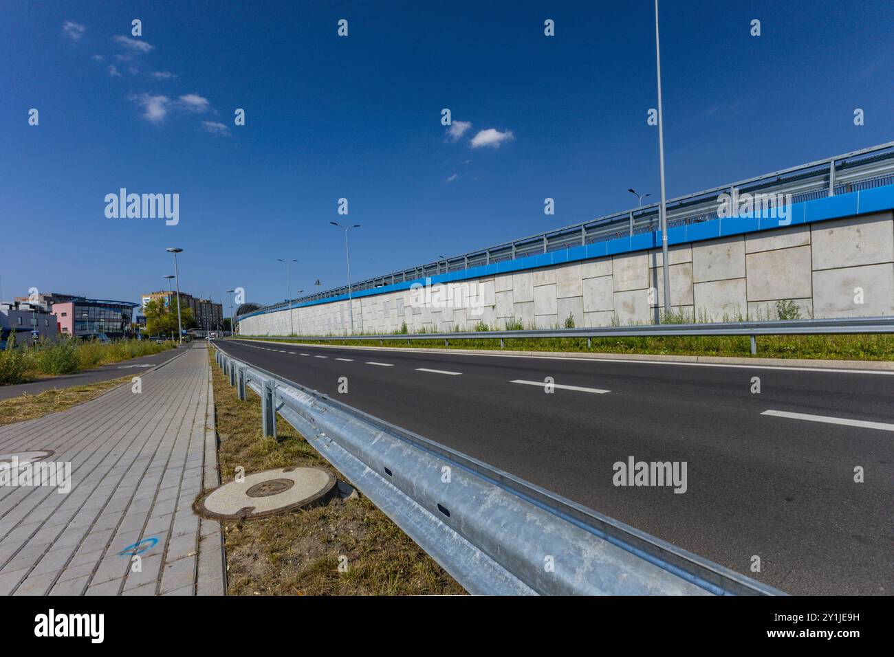 Nuovo viadotto a Częstochowa, incrocio tra Aleja Wojska Polskiego e Aleja Pokoju, strada europea 75, caldo estate in città Foto Stock
