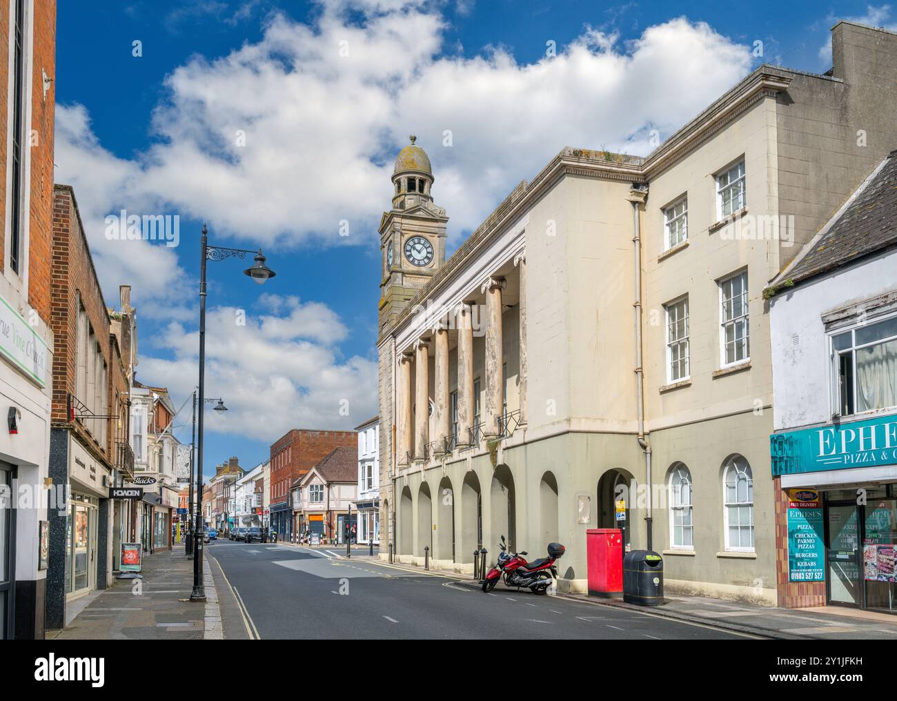 Negozi sulla High Street con Guildhall a destra, Newport, Isola di Wight, Inghilterra, Regno Unito Foto Stock