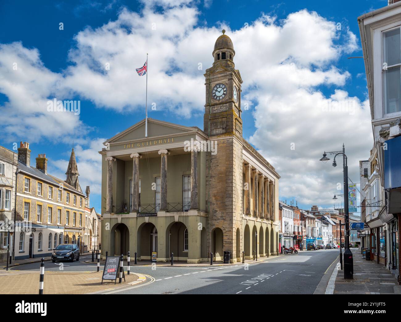 Negozi su High Street con Guildhall a sinistra, Newport, Isola di Wight, Inghilterra, Regno Unito Foto Stock