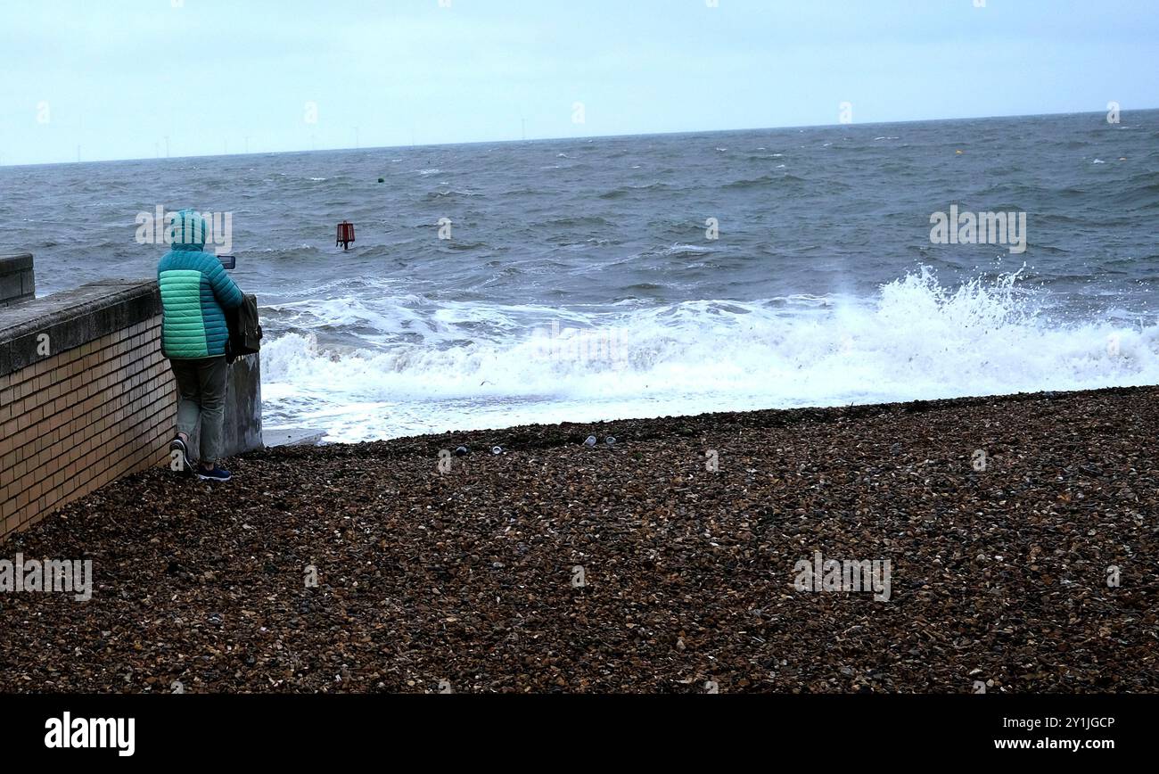 forti onde e tempesta nella città di mare di herne bay, kent orientale, thanet, regno unito Foto Stock