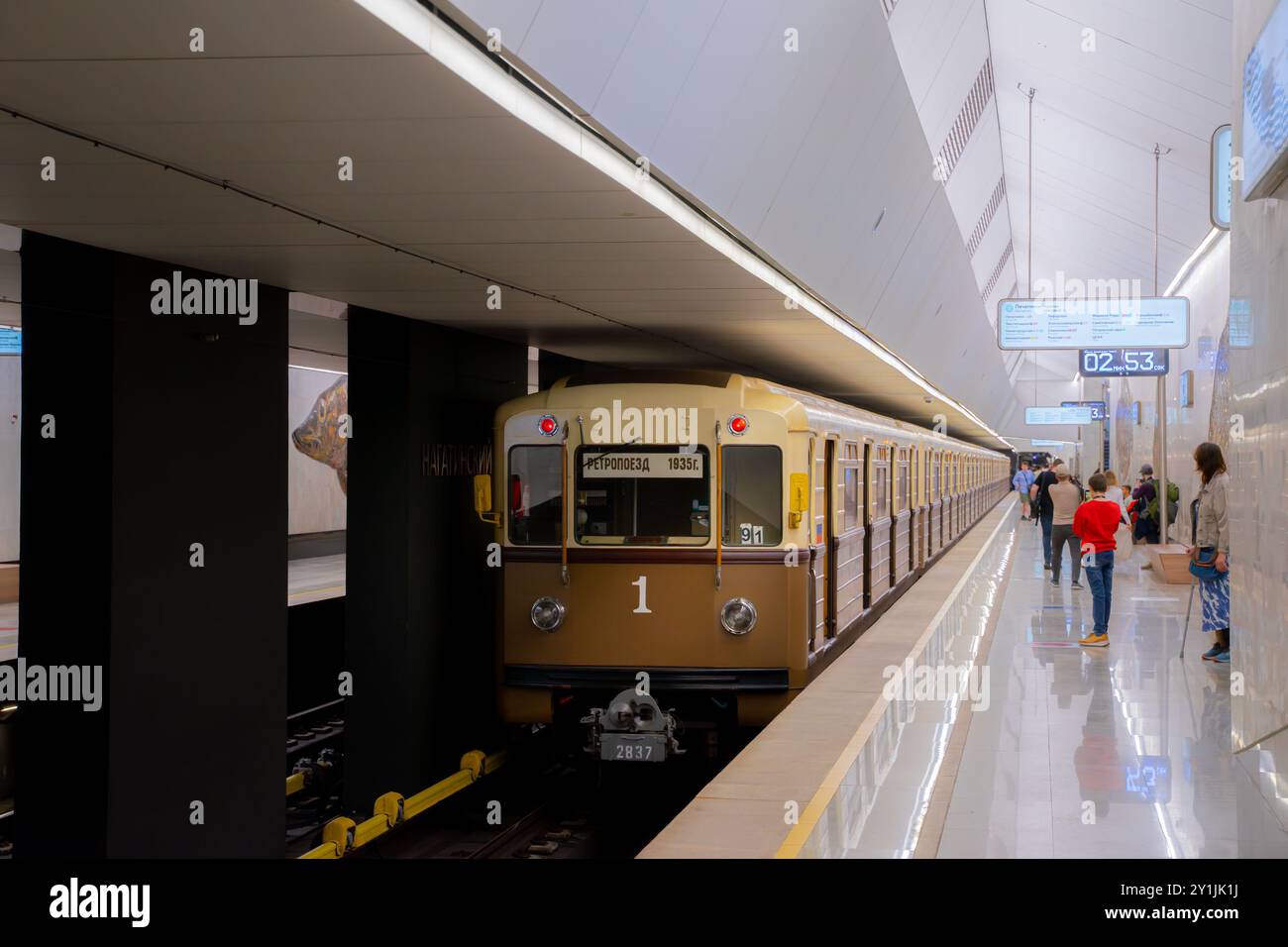 Russia, Mosca. 20 agosto 2024. Il treno della metropolitana rétro Sokolniki si trova accanto al binario. Linea Bolshaya Koltsevaya della metropolitana di Mosca Foto Stock