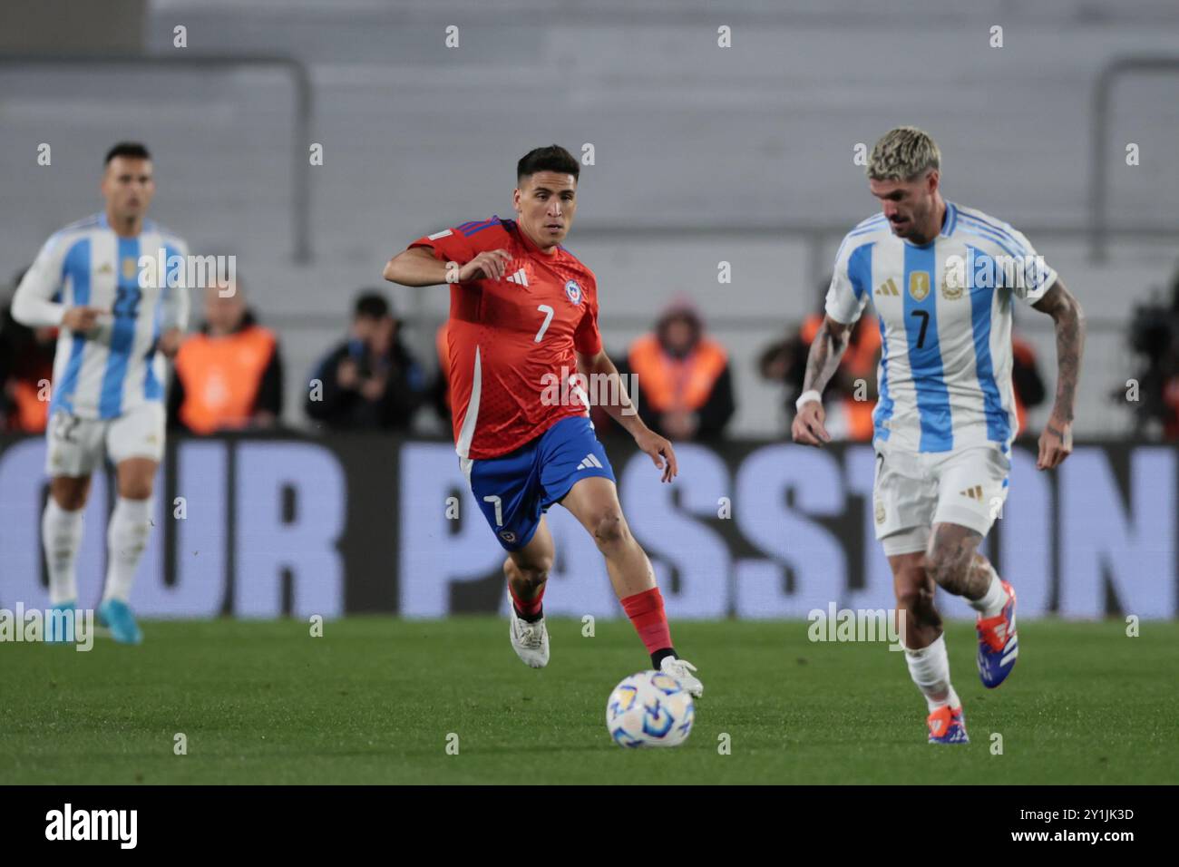 Buenos Aires, Argentina - 5 settembre 2024. Il centrocampista argentino Rodrigo De Paul (7) combatte per il pallone contro Marcelino Nuñez (7) durante la partita Foto Stock