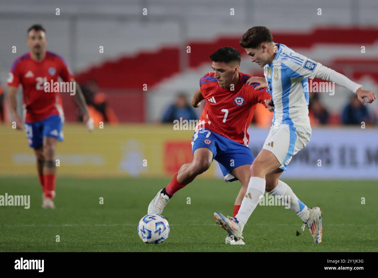 Buenos Aires, Argentina - 5 settembre 2024. L'attaccante argentino Julián Álvarez (a destra) combatte per il pallone contro Marcelino Nuñez (a sinistra) durante il ma Foto Stock