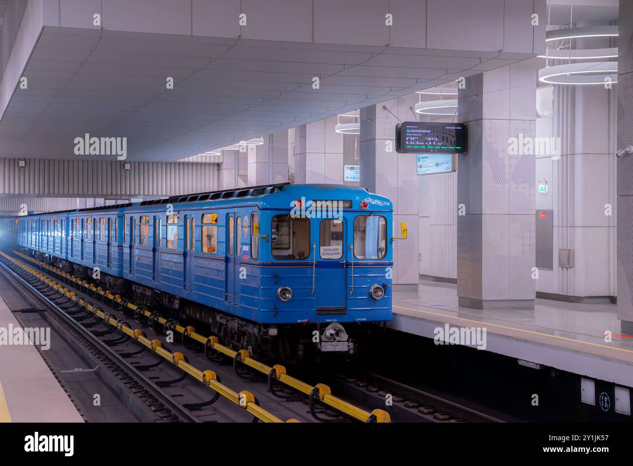 Russia, Mosca. 20 agosto 2024. Il treno della metropolitana retrò si trova accanto alla piattaforma. Linea Bolshaya Koltsevaya della metropolitana di Mosca Foto Stock