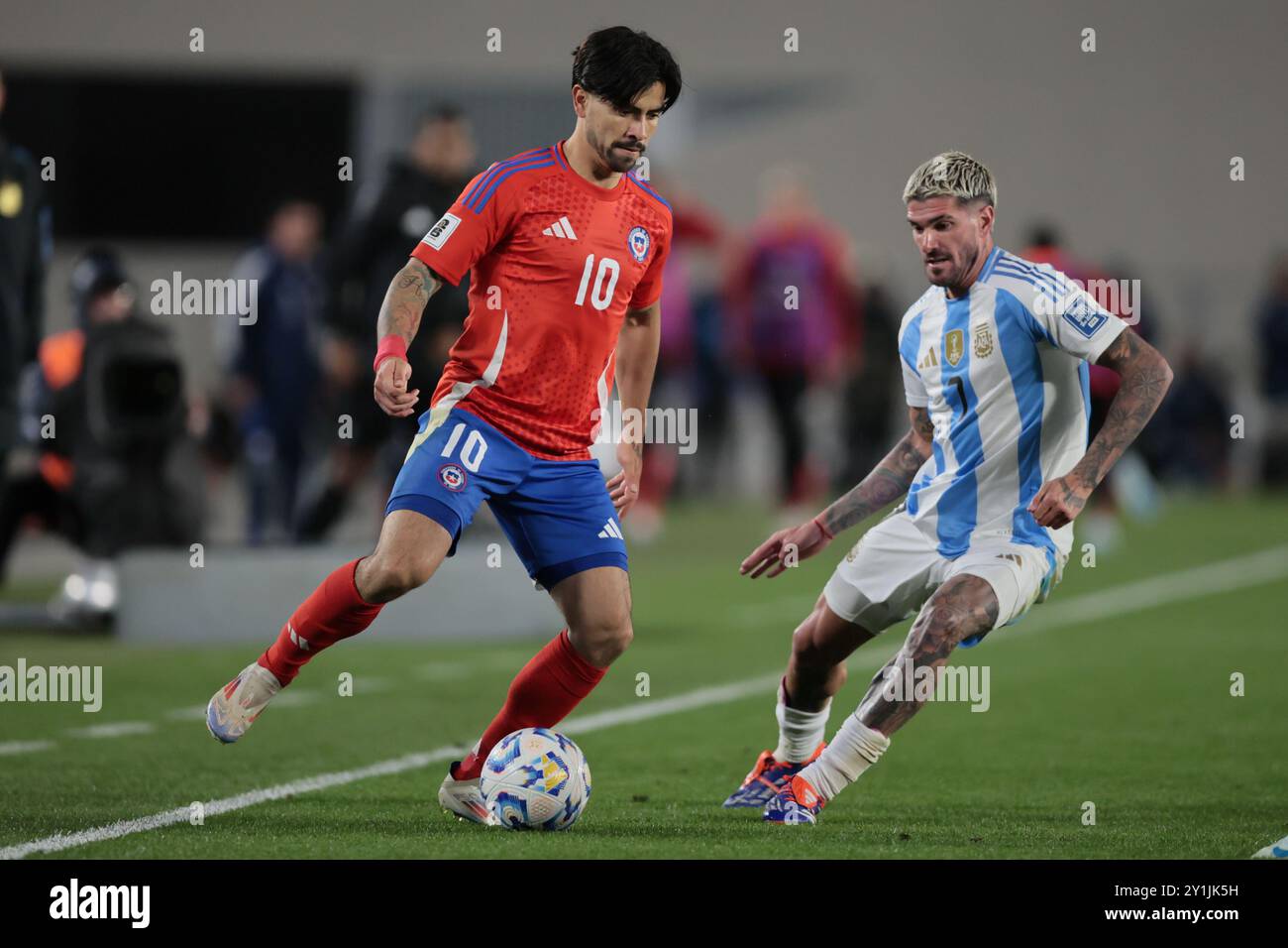 Buenos Aires, Argentina - 5 settembre 2024. Victor Davila (sinistra) sfugge Rodrigo De Paul (destra) durante la partita tra Argentina e Cile. L'ARG Foto Stock