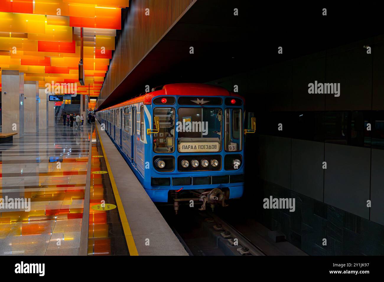 Russia, Mosca. 20 agosto 2024. Il vecchio treno della metropolitana si trova accanto alla piattaforma. Linea Bolshaya Koltsevaya della metropolitana di Mosca Foto Stock