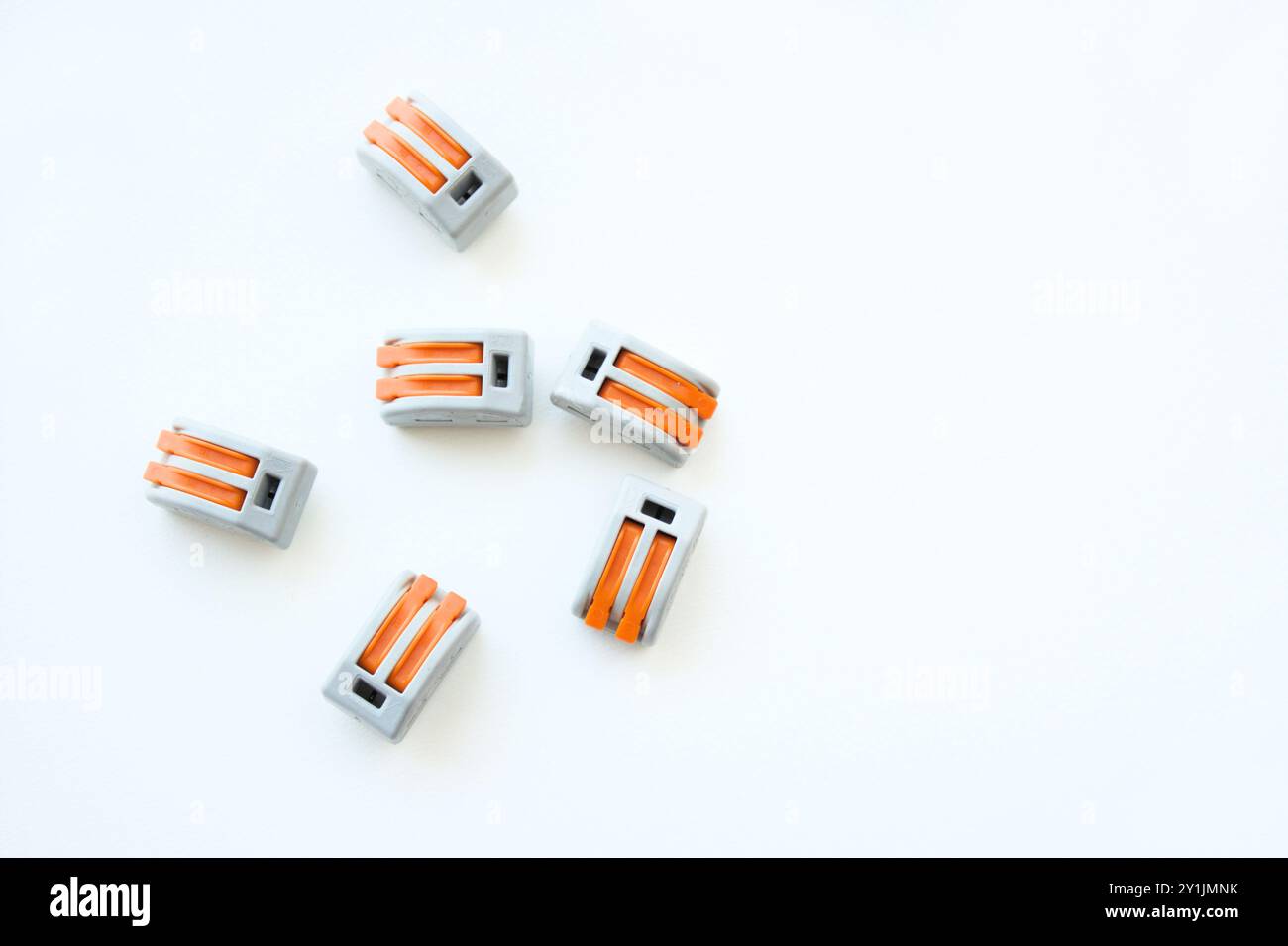 Connettori per cavi a cablaggio rapido per impianti elettrici isolati su sfondo bianco. Terminali per un collegamento rapido. Connettori di giunzione dei fili. Foto Stock