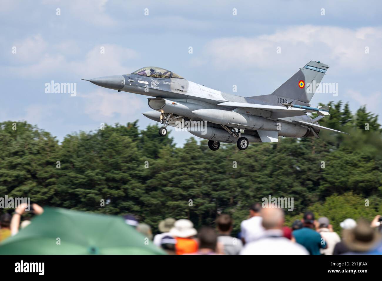 Romanian Air Force - Lockheed Martin F-16 Fighting Falcon F-16AM, arrivando alla RAF Fairford per prendere parte allo spettacolo statico al RIAT 2024. Foto Stock
