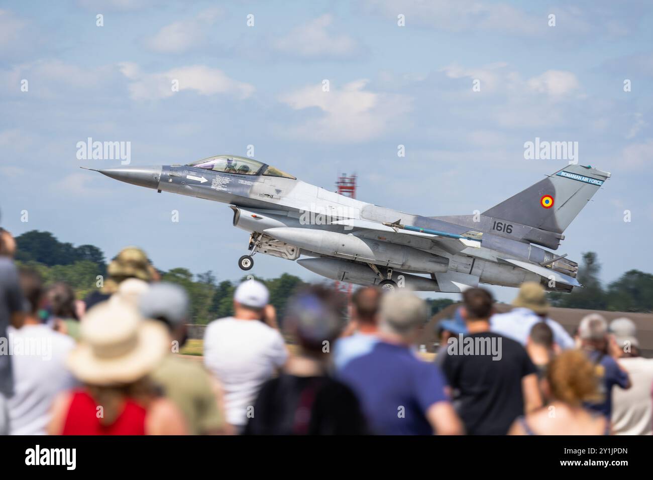 Romanian Air Force - Lockheed Martin F-16 Fighting Falcon F-16AM, arrivando alla RAF Fairford per prendere parte allo spettacolo statico al RIAT 2024. Foto Stock