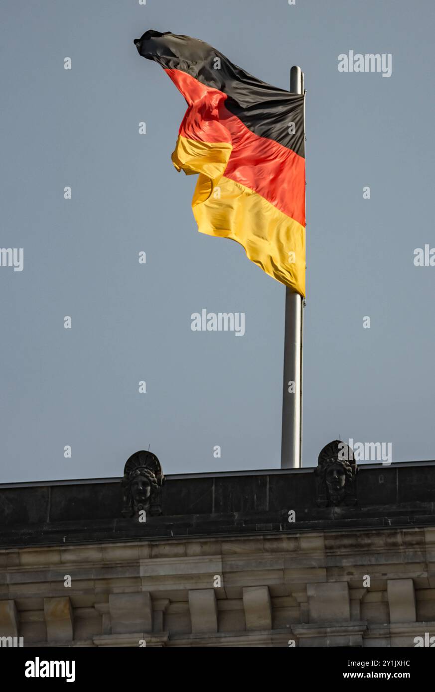 Berlin Deutsche Fahne weht auf dem Reichstag in Berlin, Deutschland *** Berlino bandiera tedesca che sventola sul Reichstag di Berlino, Germania Copyright: XNikolaixKislichkox IMG 5649 Foto Stock