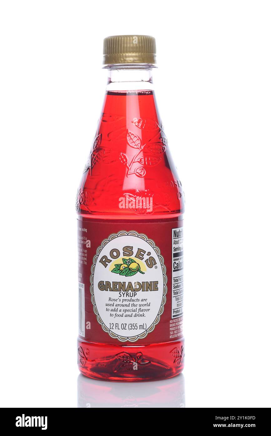 IRVINE, CALIFORNIA - 6 SETTEMBRE 2024: Una bottiglia di Roses Grenadine Syrup. Foto Stock