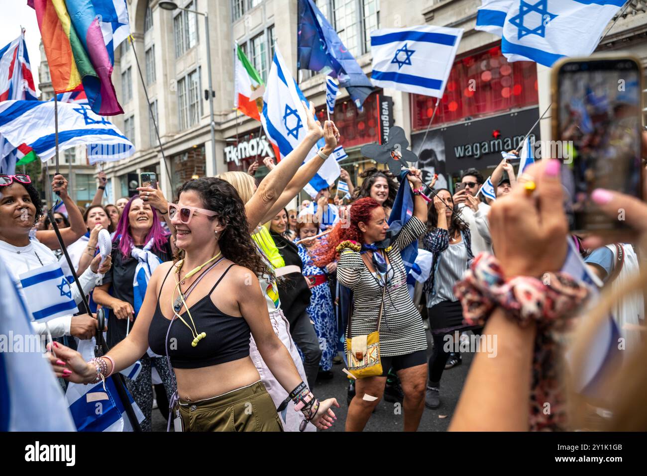 Nova Party di fronte all'Ambasciata israeliana a Londra, organizzata da Stop the Hate Campaign, Londra, Inghilterra, Regno Unito, 7 settembre 2024 Foto Stock