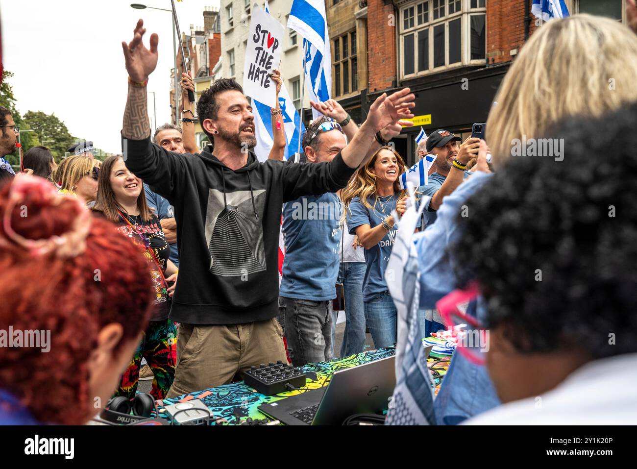 Nova Party di fronte all'Ambasciata israeliana a Londra, organizzata da Stop the Hate Campaign, Londra, Inghilterra, Regno Unito, 7 settembre 2024 Foto Stock