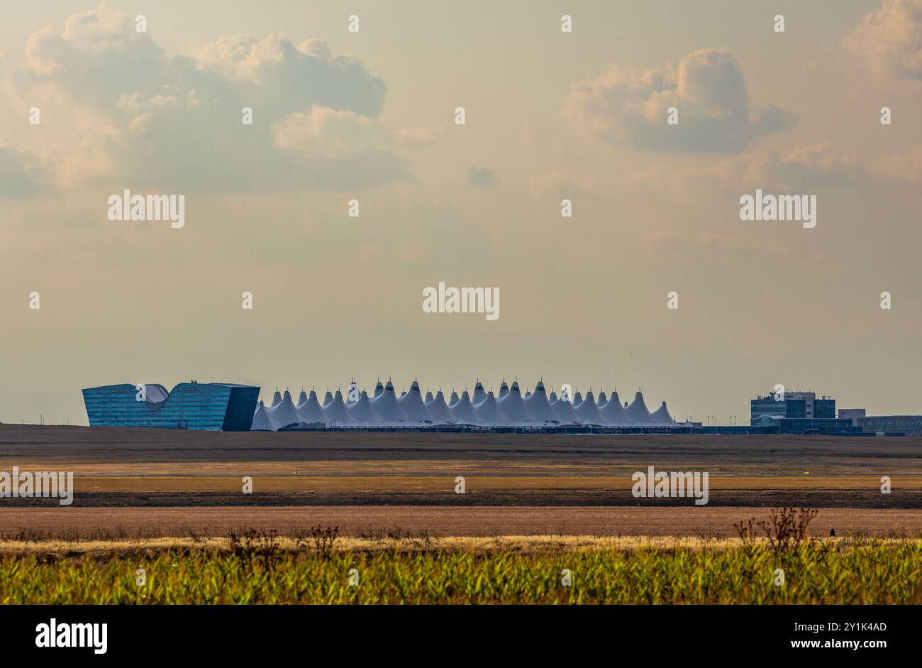 Aeroporto internazionale di Denver in lontananza contro il cielo pomeridiano Foto Stock