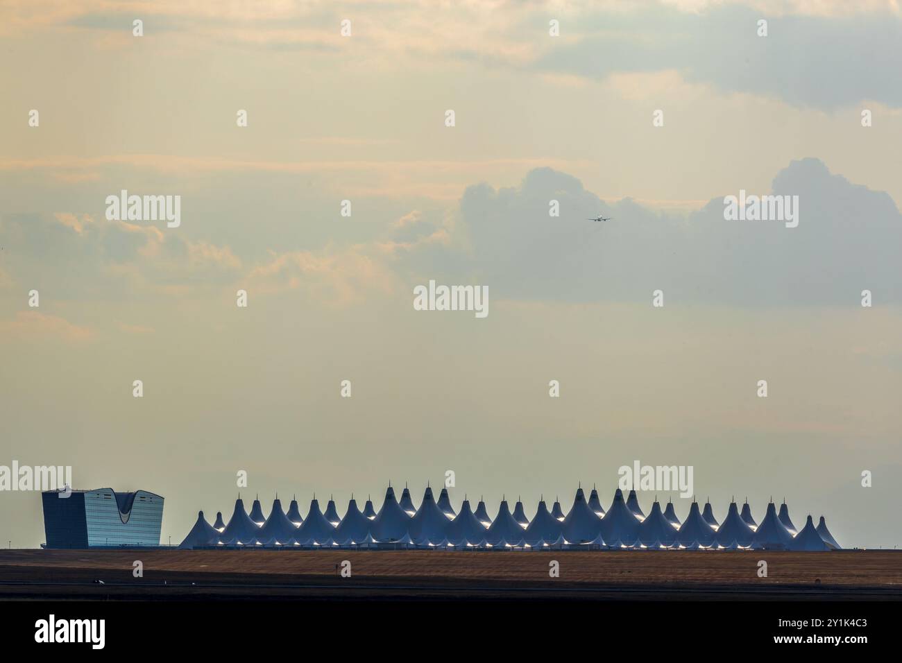 Aeroporto internazionale di Denver in lontananza contro il cielo pomeridiano Foto Stock