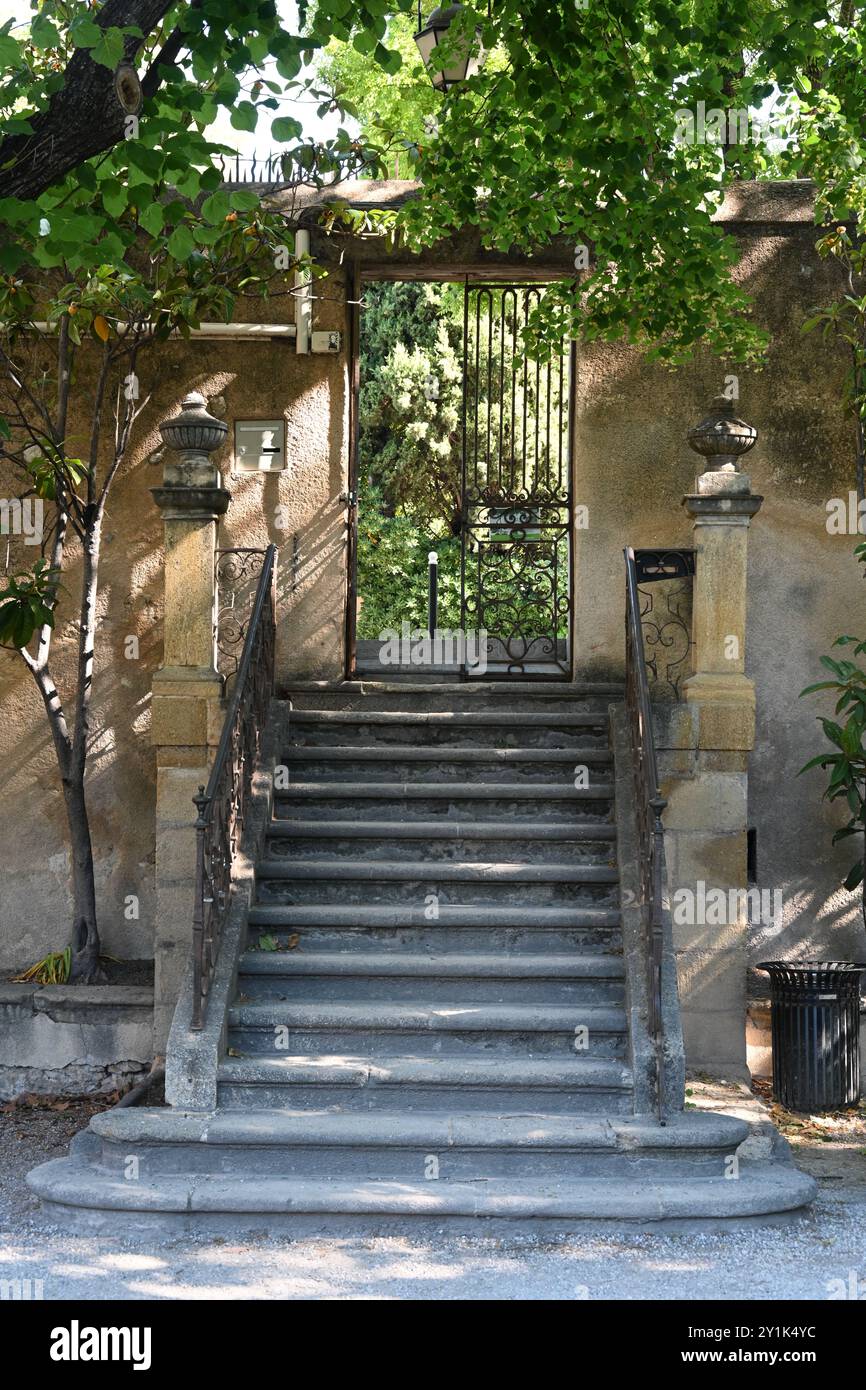 Scala storica in pietra, scala all'aperto e porta d'ingresso in ferro battuto al parco pubblico Pavillon Vendome e al giardino Aix-en-Provence Provence Provence Francia Foto Stock