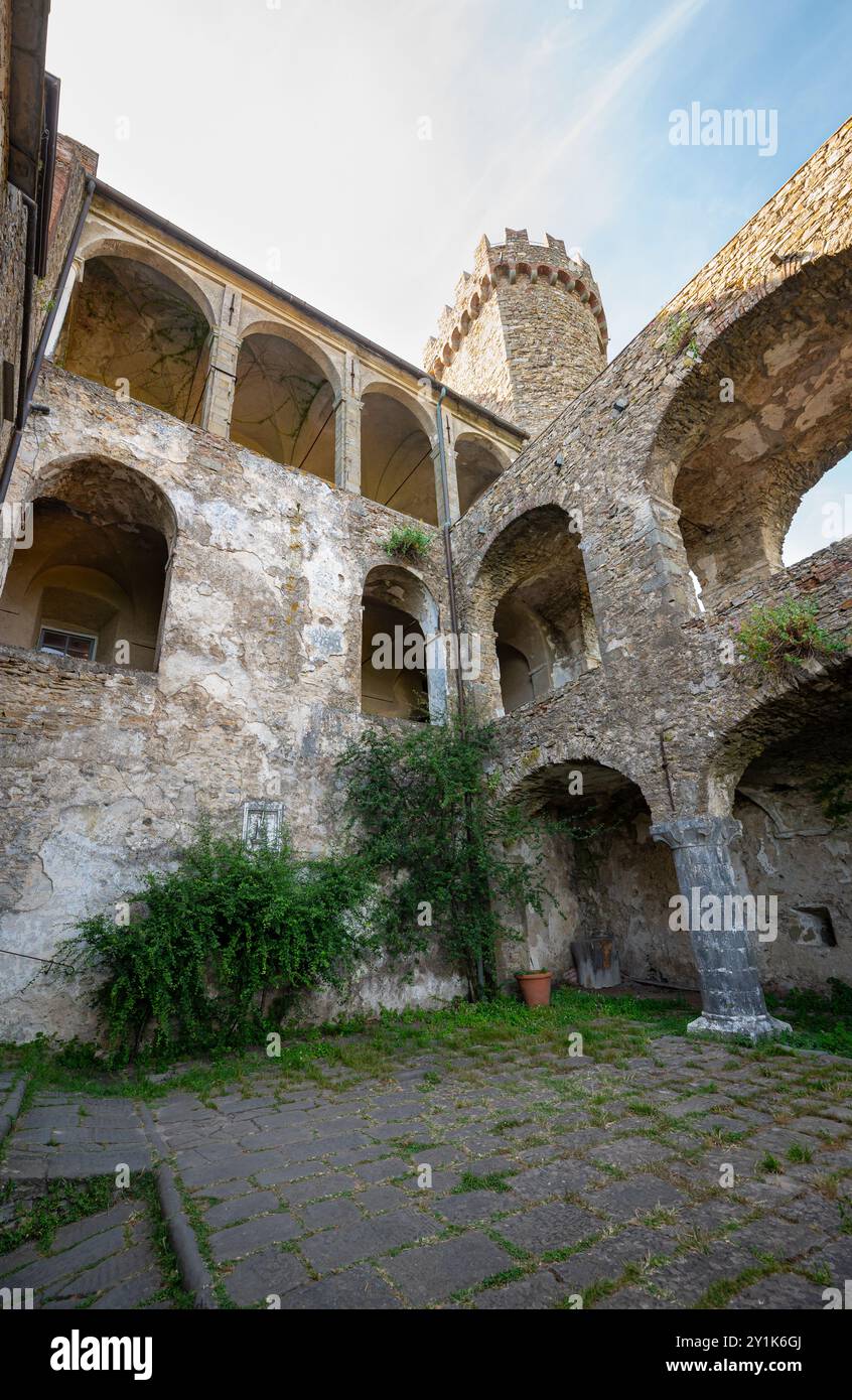 Cortile del castello medievale di Malaspina nella storica città di Fosdinovo, Toscana, Italia Foto Stock