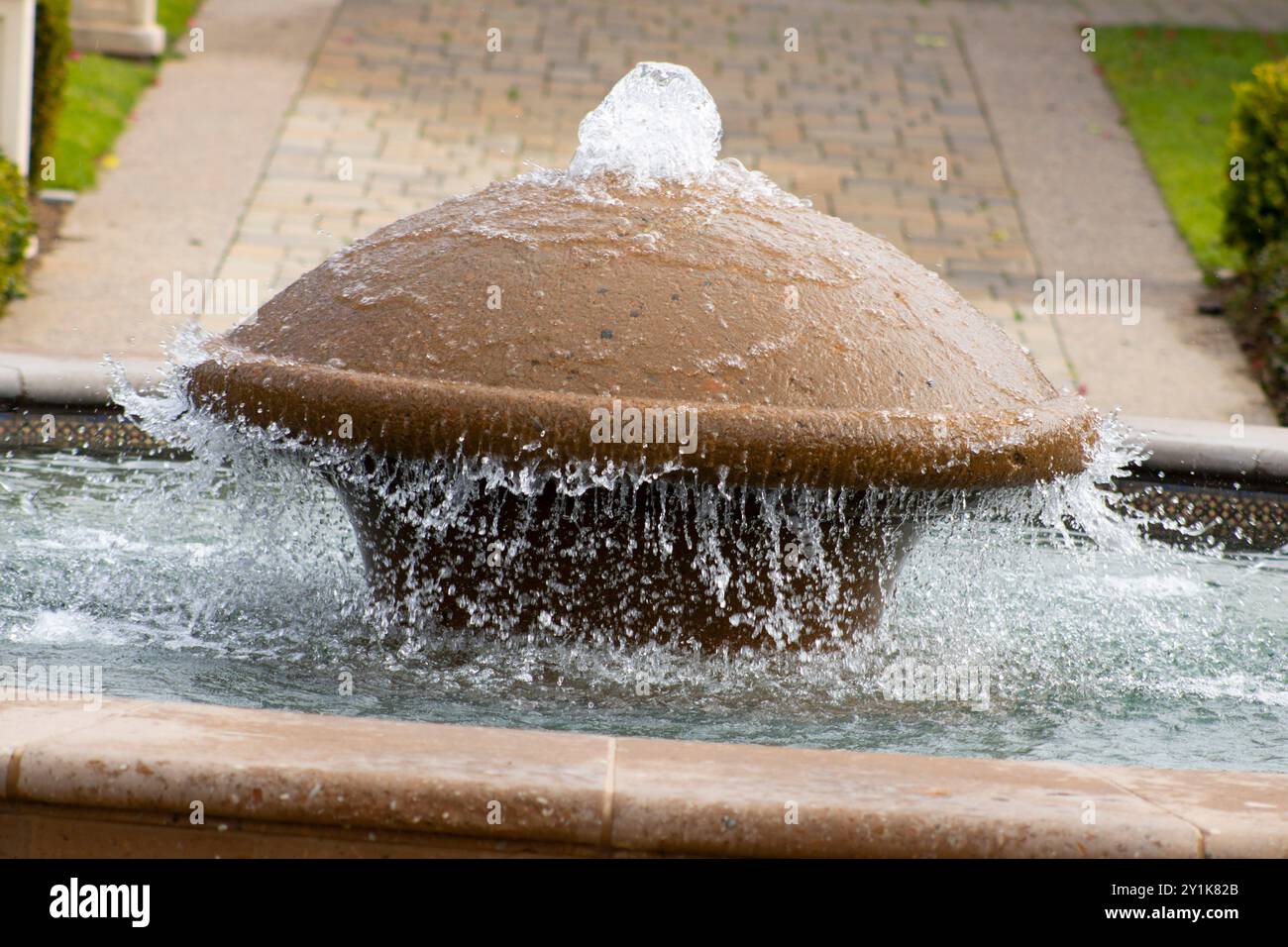 fontana all'aperto centrale nel giardino Foto Stock