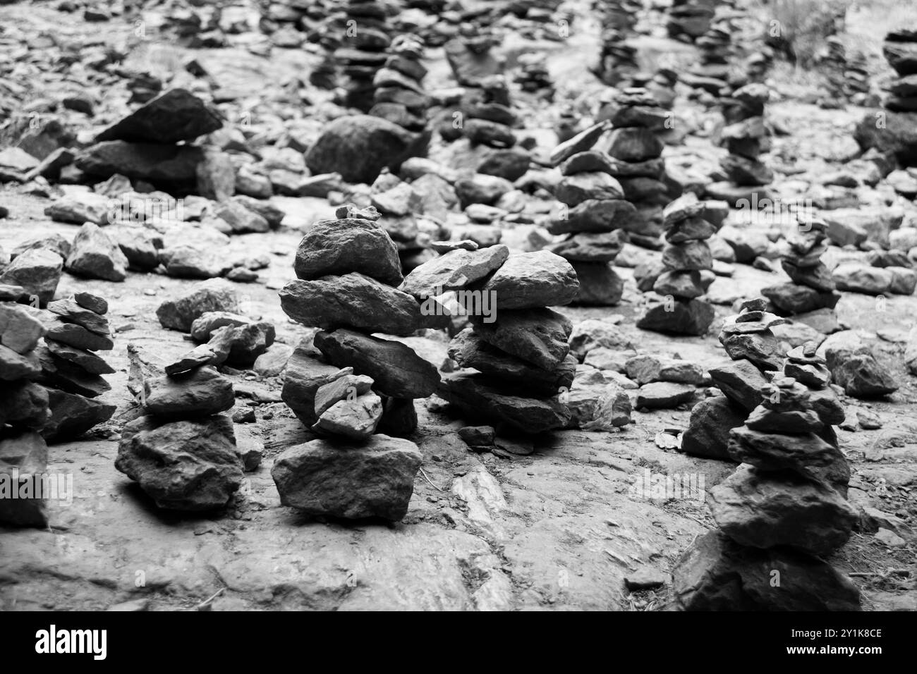 Pile di pietra in bianco e nero. Immagine monocromatica di ciottoli. Foto Stock