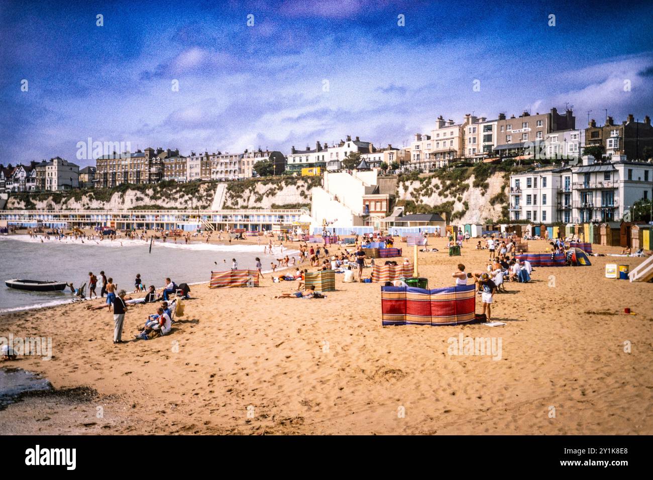 Uno scivolo fotografico d'epoca di un litorale inglese con turisti Foto Stock