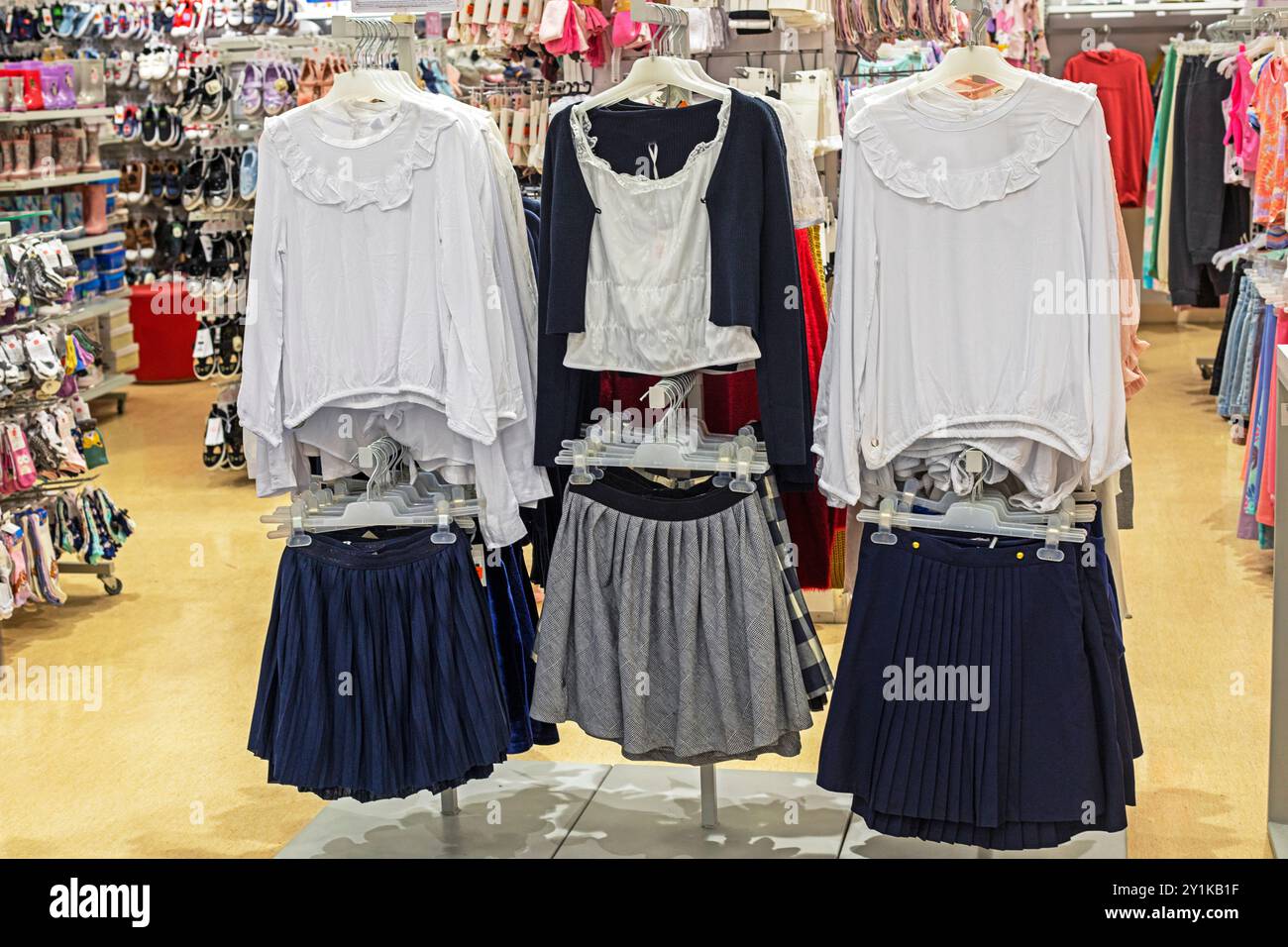 uniforme scolastica per ragazze e ragazzi nel dipartimento scolastico del supermercato. torna a scuola Foto Stock