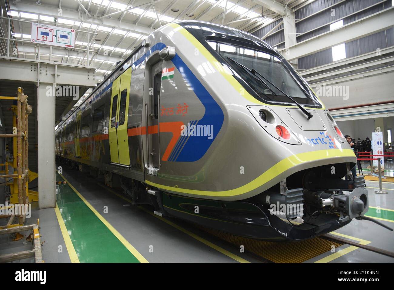 GHAZIABAD, INDIA - 7 SETTEMBRE: La metropolitana che corre nella città di Meerut è stata inaugurata oggi al Ghaziabad Duhai Rapid Depot il 7 settembre 2024 a Ghaziabad, India. La National Capital Region Transport Corporation (NCRTC) sabato ha presentato "Meerut Metro" presso il deposito RRTS di Duhai a Ghaziabad, hanno detto i funzionari. È dotato di tre treni di carrozze con disposizione dei sedili longitudinale e trasversale 2x2 dal design ergonomico e comodi sedili imbottiti. Più di 700 passeggeri possono viaggiare in treno, con una capacità di 173 posti a sedere, hanno dichiarato. (Foto di Sakib Ali/Hindustan Times/Sipa USA ) Foto Stock