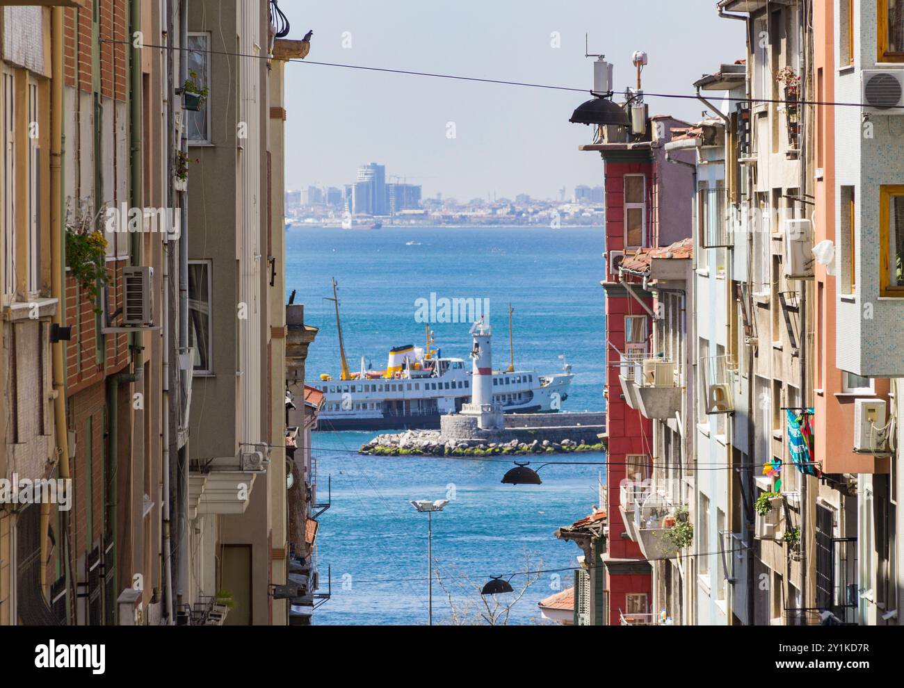 Paesaggio urbano costiero con traghetto sul lungomare urbano che vive a kadıkoy ıstanbul, turchia Foto Stock