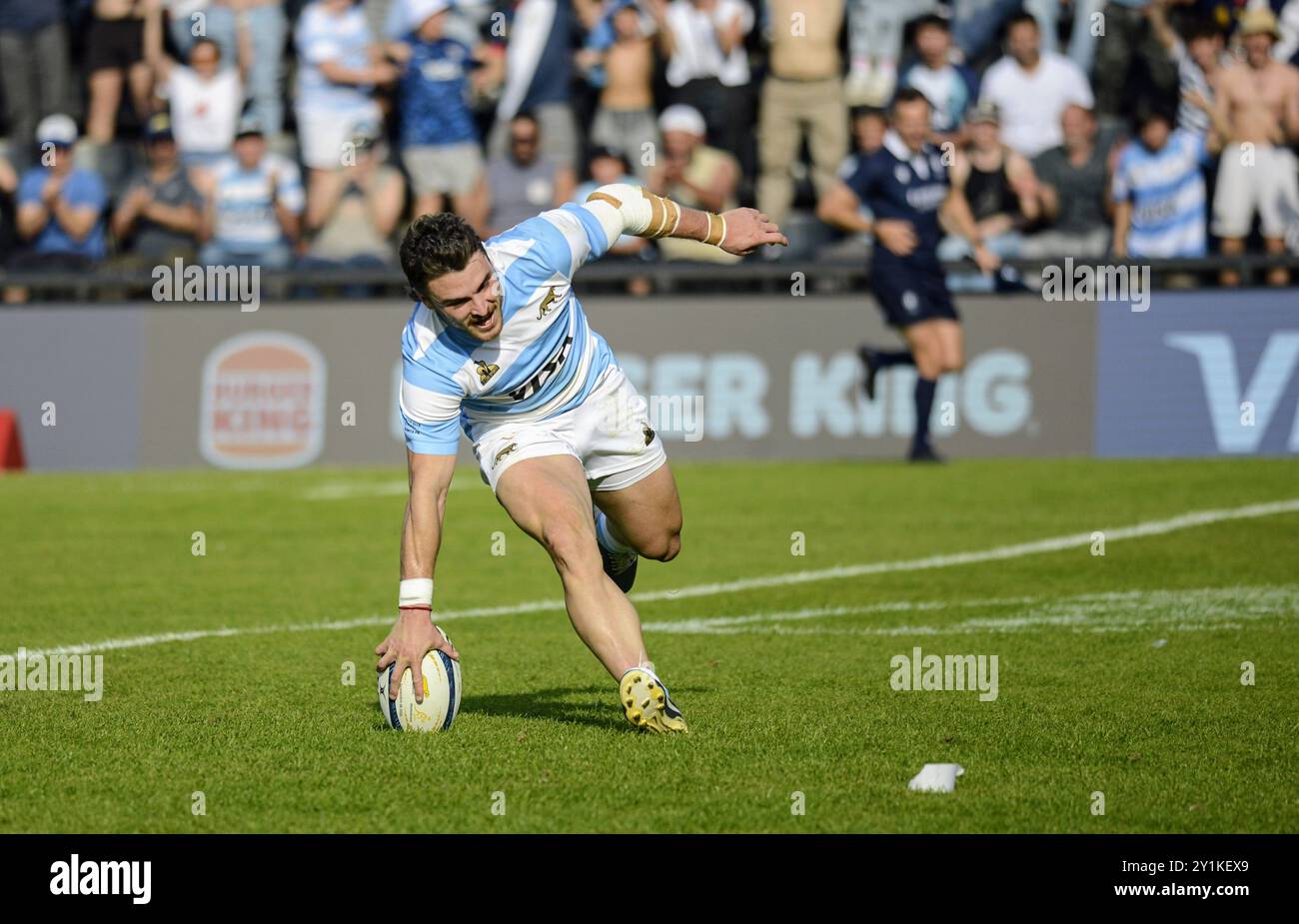 Santa Fé, Argentina - 7 settembre 2034: Mateo Carreras dall'Argentina segna una meta. I Pumas giocheranno una nuova partita per il campionato di rugby per il quarto round, cercando vendetta contro l'Australia dopo quello che è successo la scorsa settimana. Il team, guidato da Felipe Contepomi, riceverà i Wallabies a Santa Fe. Per questa partita, l'allenatore ha apportato quattro cambiamenti alla squadra di partenza, evidenziando il cambiamento nella posizione di apertura: Tomás Albornoz sostituirà Santiago Carreras, il che significa un aggiustamento chiave nella strategia di gioco. Crediti: UNAR Photo/Alamy Live News Foto Stock