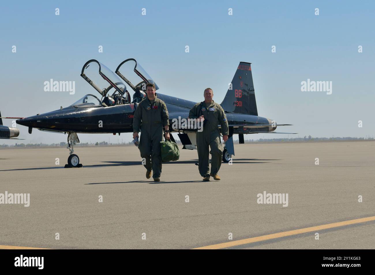 U.S. Air Force tenente colonnello James, comandante del 99th Reconnaissance Squadron, e tenente colonnello Erik Swenson, 1st Reconnaissance Squadron T-38 Talon pilota, Walk A. Foto Stock