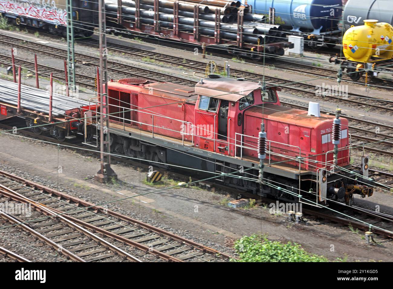 Die großen Rangierbahnhöfe Deutschlands Rangierfahrten am Rangierbahnhof im Hagener Ortsteil Vorhalle mit seinen großen Gleisanlagen ist für die Infrastruktur der Region von überregionaler Bedeutung. Uomo sieht Die Waggons, Gleise und Lokomotiven. Es gibt elfo Einfahrgleise, zwei Berggleise und 40 Richtungsgleise. Hagen Nordrhein-Westfalen Deutschland Vorhalle **** i grandi cantieri di smistamento in Germania che si snodano al cantiere di smistamento nel distretto Vorhalle di Hagen con i suoi grandi sistemi di binari è di importanza sovranregionale per le infrastrutture regionali si possono vedere carri, binari e lo Foto Stock