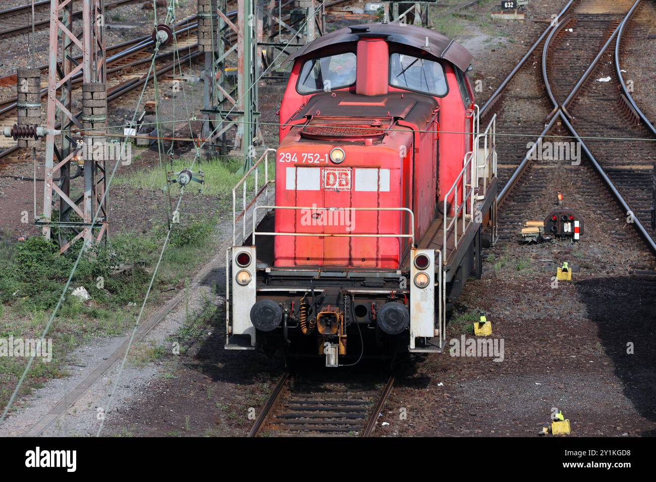 Die großen Rangierbahnhöfe Deutschlands Rangierfahrten am Rangierbahnhof im Hagener Ortsteil Vorhalle mit seinen großen Gleisanlagen ist für die Infrastruktur der Region von überregionaler Bedeutung. Uomo sieht Die Waggons, Gleise und Lokomotiven. Es gibt elfo Einfahrgleise, zwei Berggleise und 40 Richtungsgleise. Hagen Nordrhein-Westfalen Deutschland Vorhalle **** i grandi cantieri di smistamento in Germania che si snodano al cantiere di smistamento nel distretto Vorhalle di Hagen con i suoi grandi sistemi di binari è di importanza sovranregionale per le infrastrutture regionali si possono vedere carri, binari e lo Foto Stock