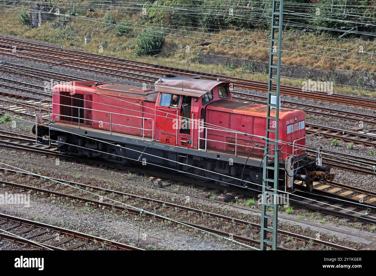 Die großen Rangierbahnhöfe Deutschlands Rangierfahrten am Rangierbahnhof im Hagener Ortsteil Vorhalle mit seinen großen Gleisanlagen ist für die Infrastruktur der Region von überregionaler Bedeutung. Uomo sieht Die Waggons, Gleise und Lokomotiven. Es gibt elfo Einfahrgleise, zwei Berggleise und 40 Richtungsgleise. Hagen Nordrhein-Westfalen Deutschland Vorhalle **** i grandi cantieri di smistamento in Germania che si snodano al cantiere di smistamento nel distretto Vorhalle di Hagen con i suoi grandi sistemi di binari è di importanza sovranregionale per le infrastrutture regionali si possono vedere carri, binari e lo Foto Stock