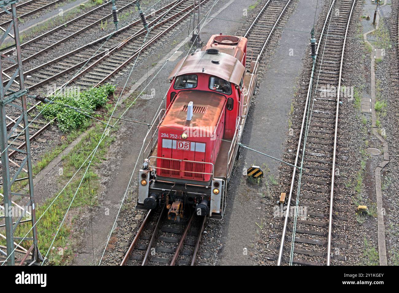 Die großen Rangierbahnhöfe Deutschlands Rangierfahrten am Rangierbahnhof im Hagener Ortsteil Vorhalle mit seinen großen Gleisanlagen ist für die Infrastruktur der Region von überregionaler Bedeutung. Uomo sieht Die Waggons, Gleise und Lokomotiven. Es gibt elfo Einfahrgleise, zwei Berggleise und 40 Richtungsgleise. Hagen Nordrhein-Westfalen Deutschland Vorhalle **** i grandi cantieri di smistamento in Germania che si snodano al cantiere di smistamento nel distretto Vorhalle di Hagen con i suoi grandi sistemi di binari è di importanza sovranregionale per le infrastrutture regionali si possono vedere carri, binari e lo Foto Stock