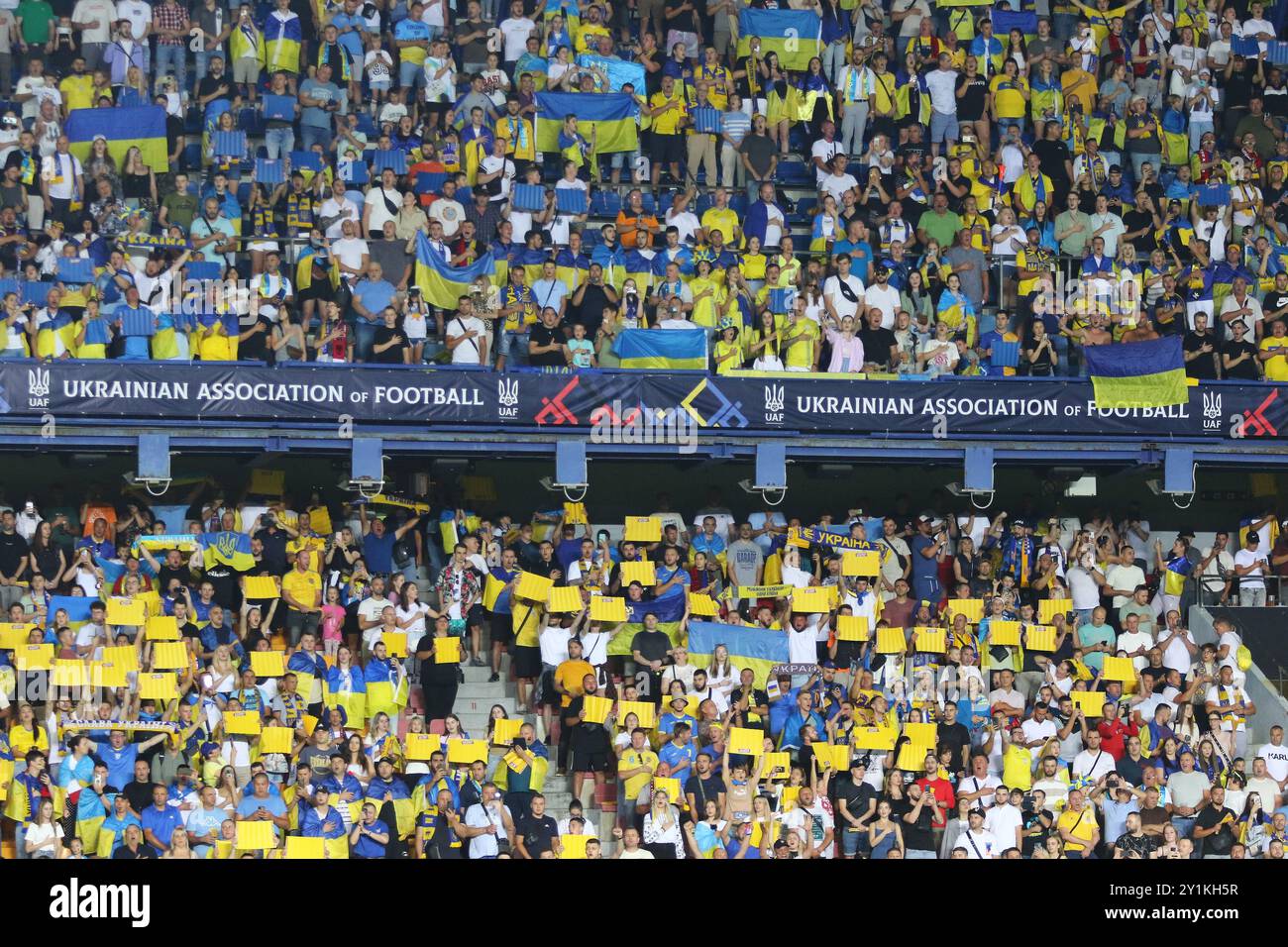 Praga, Cechia. 7 settembre 2024. Partita della UEFA Nations League Ucraina contro Albania all'Epet Arena di Praga. Tribuni dell'Epet Arena affollati di sostenitori ucraini. Crediti: Oleksandr Prykhodko/Alamy Live News Foto Stock