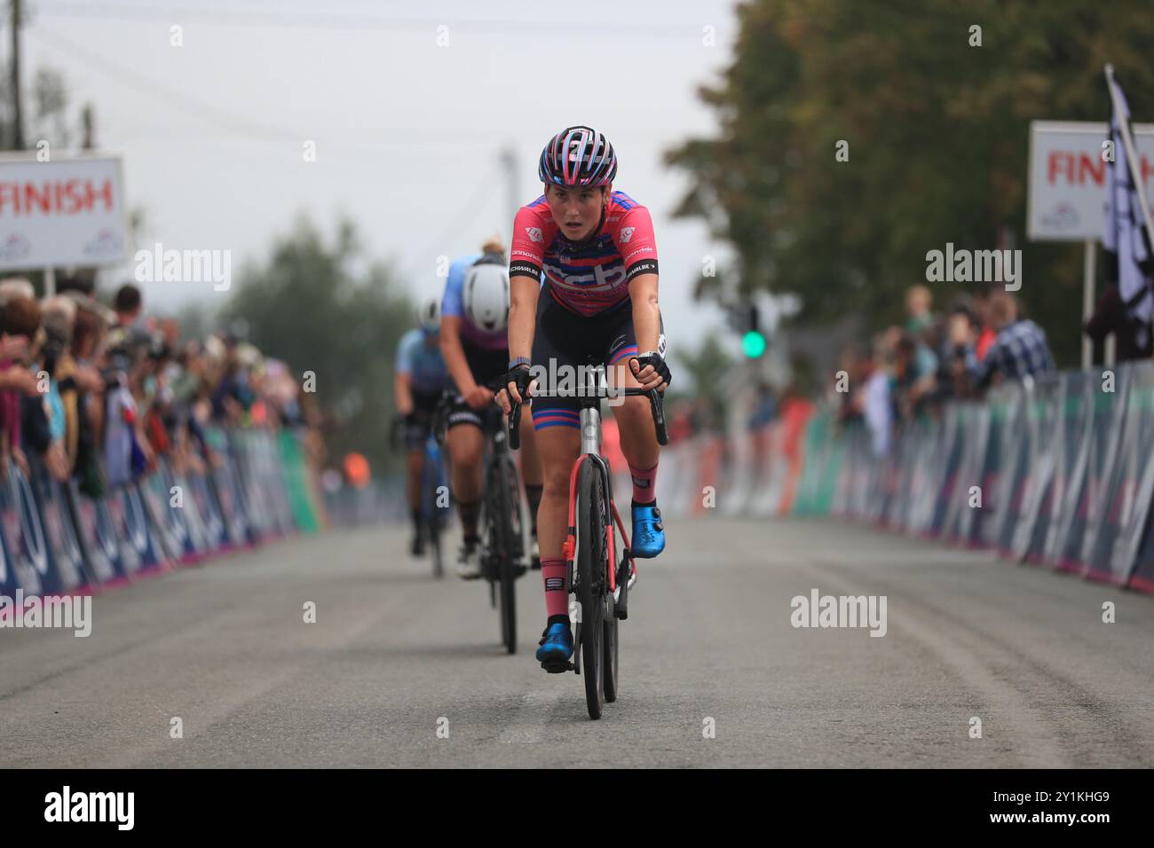 Kilkenny, Irlanda. 7 settembre 2024. Callan CCB P/B Levine Law Group rider in arrivo al traguardo Ras Na mBan riders 2024 (Hugh de Paor/SPP) credito: SPP Sport Press Photo. /Alamy Live News Foto Stock