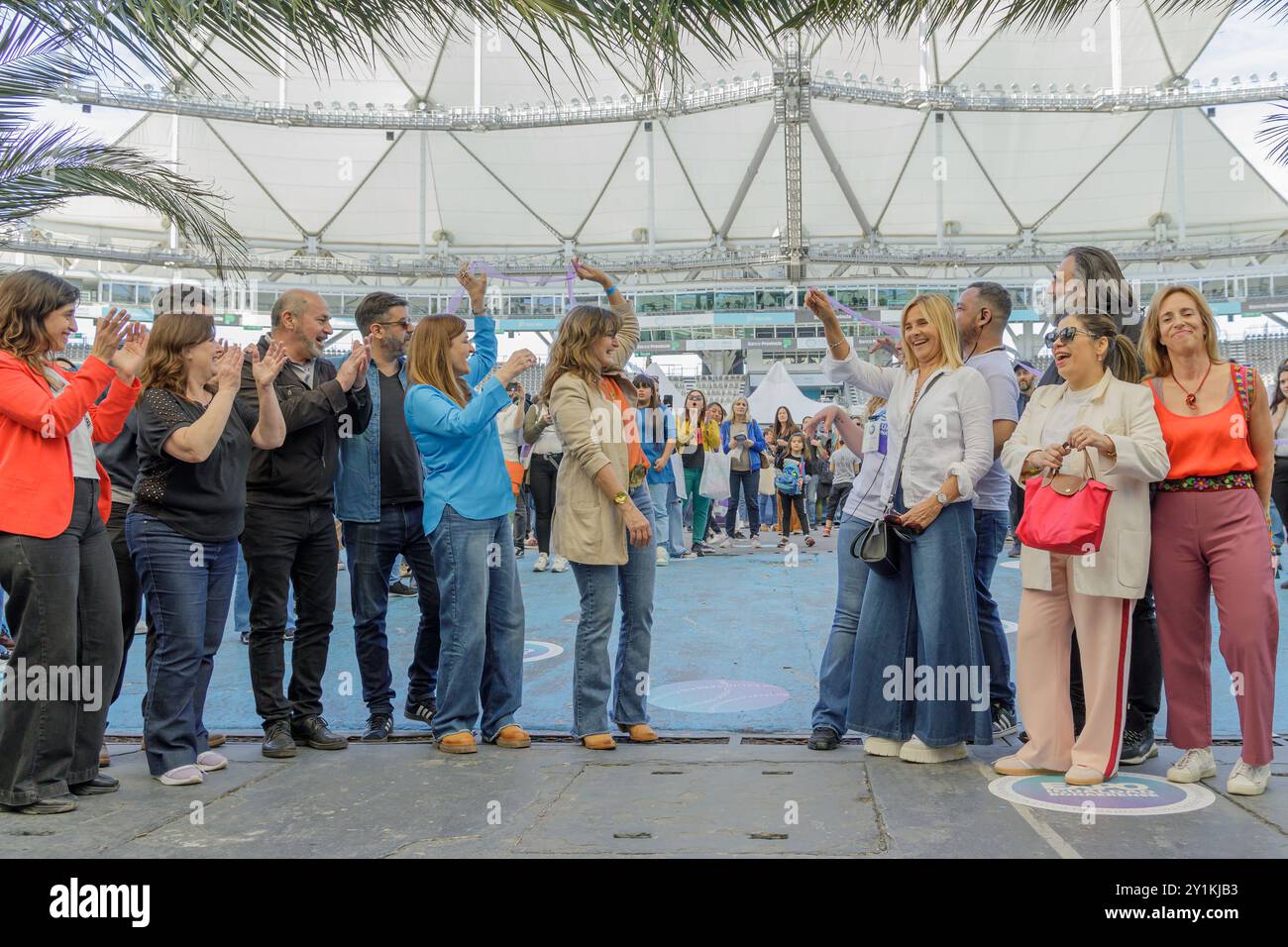 La Plata, Buenos Aires, Argentina; 7 settembre 2024: Taglio del nastro da parte delle autorità all'inaugurazione di Expo Igualdad Bonaerense. Foto Stock