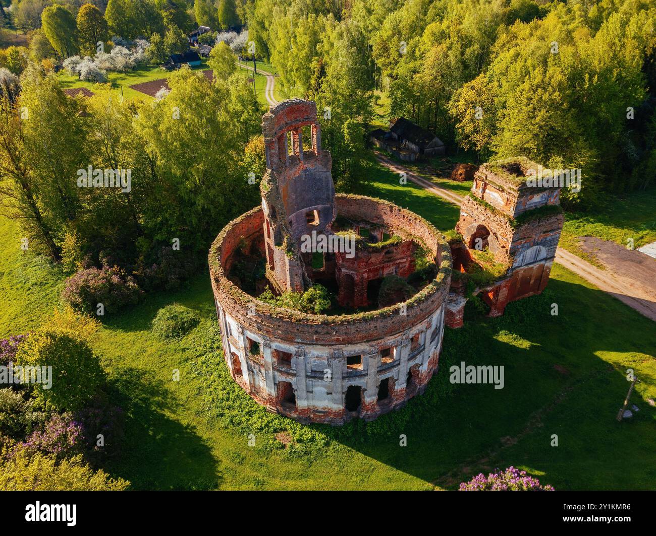 Vecchie rovine della Chiesa. Chiesa abbandonata dell'Intercessione della Santa Vergine a Cherepovo, oblast di Smolensk. Foto Stock