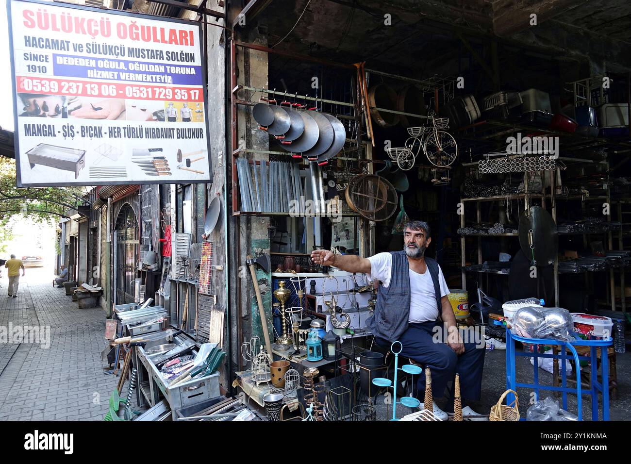 L'ultimo venditore di leech di Diyarbakir, il fabbro Mustafa Solgun, viene visto nel suo negozio. Il fabbro Mustafa Solgun, l'ultimo venditore della famiglia che vende le sanguisughe da 114 anni a Diyarbakir, in Turchia, ha affermato che l'interesse per la terapia con la leccoroterapia continua, ma i giovani non vogliono vendere le sanguisughe. Foto Stock