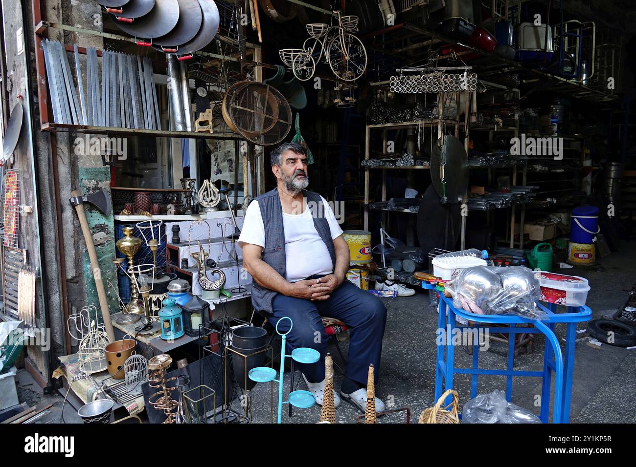 Diyarbakir, Turchia. 7 settembre 2024. L'ultimo venditore di leech di Diyarbakir, il fabbro Mustafa Solgun, viene visto nel suo negozio. Il fabbro Mustafa Solgun, l'ultimo venditore della famiglia che vende le sanguisughe da 114 anni a Diyarbakir, in Turchia, ha affermato che l'interesse per la terapia con la leccoroterapia continua, ma i giovani non vogliono vendere le sanguisughe. (Immagine di credito: © Mehmet Masum Suer/SOPA Images via ZUMA Press Wire) SOLO PER USO EDITORIALE! Non per USO commerciale! Foto Stock